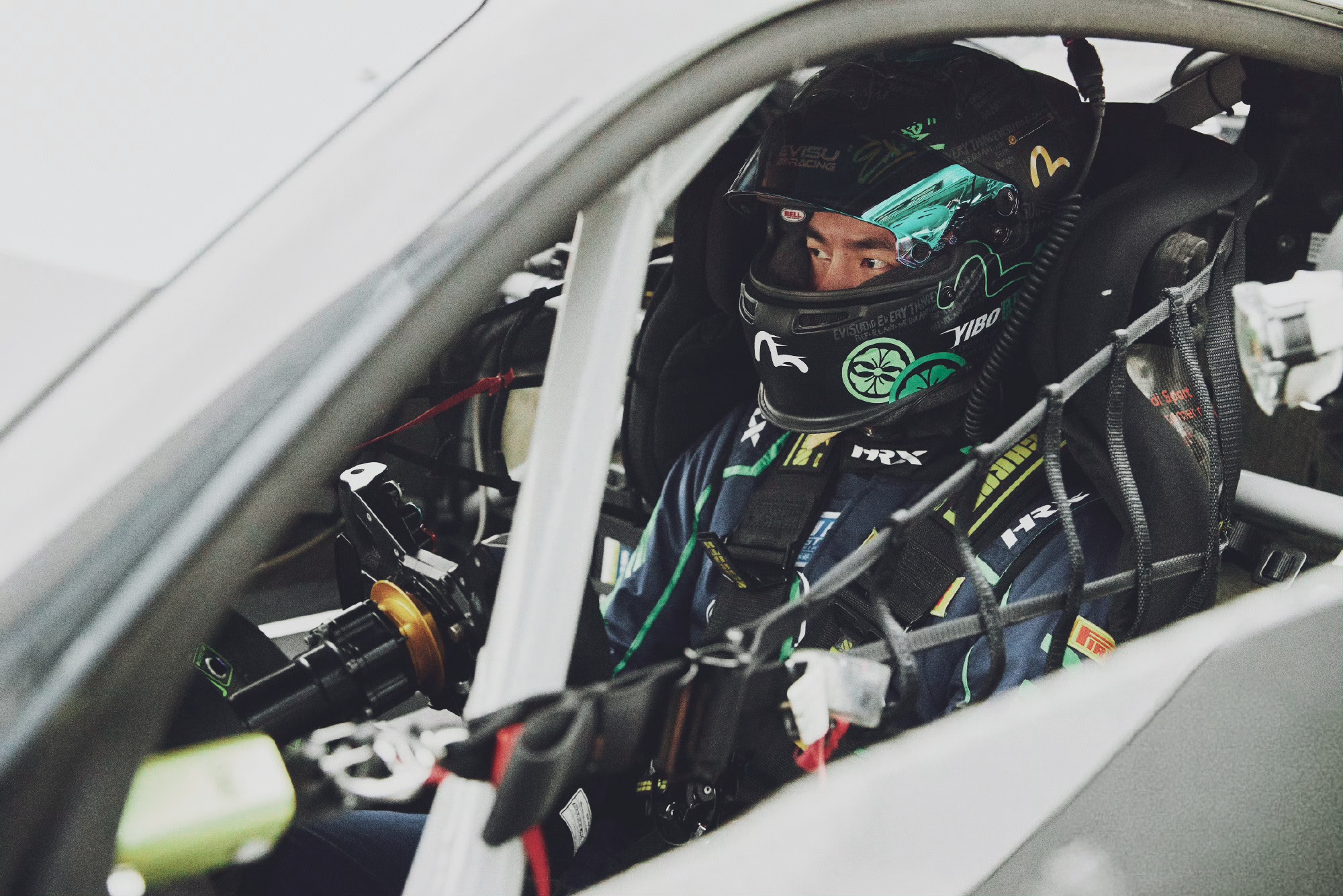 赛车选手赛后落泪，背后故事感人的简单介绍